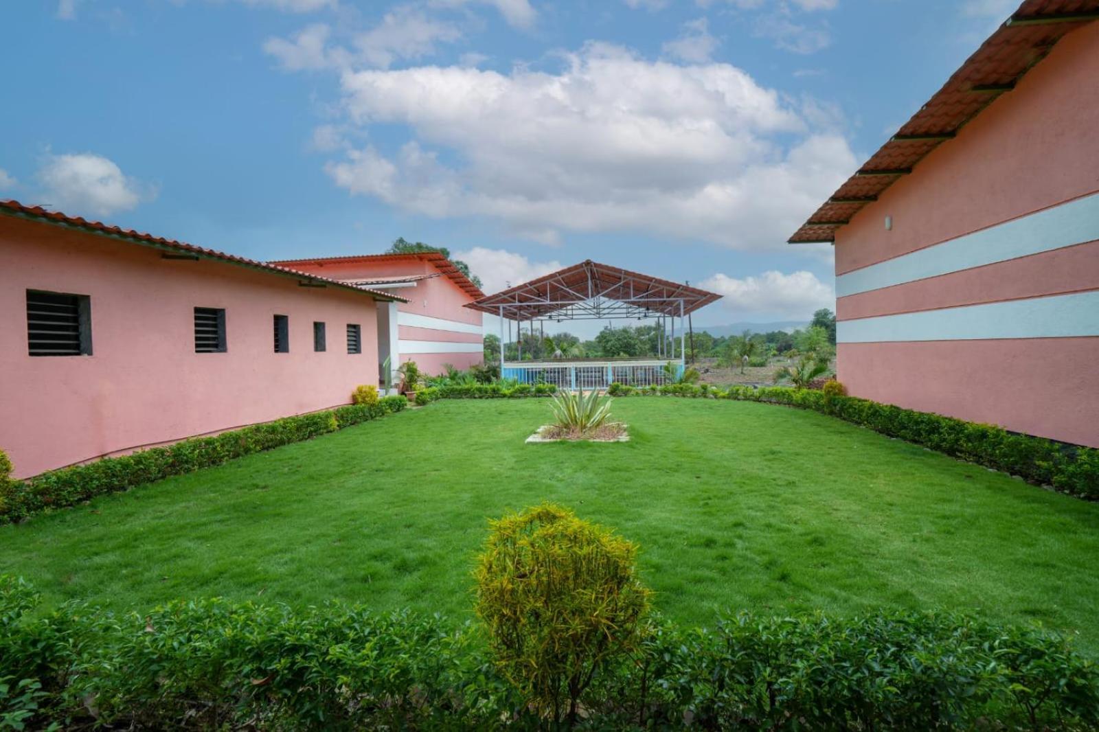 Mahalakshmi Agro Tourism Hotel Poinad Buitenkant foto